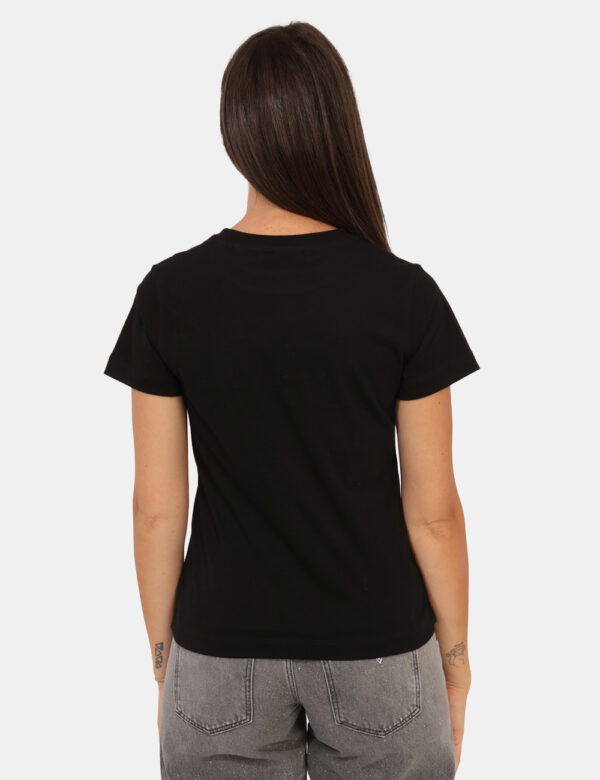 T-shirt Guess Nero - T-shirt classica su base nero con stampa logo brand in glitter argentati. La vestibilità è morbida e re
