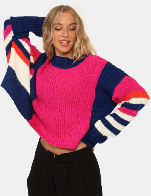 Maglione Via Delle Rose Fucsia - Colorato maglione con taglio irregolare, in fantasia fucsia e blu, più collo alto e trama i