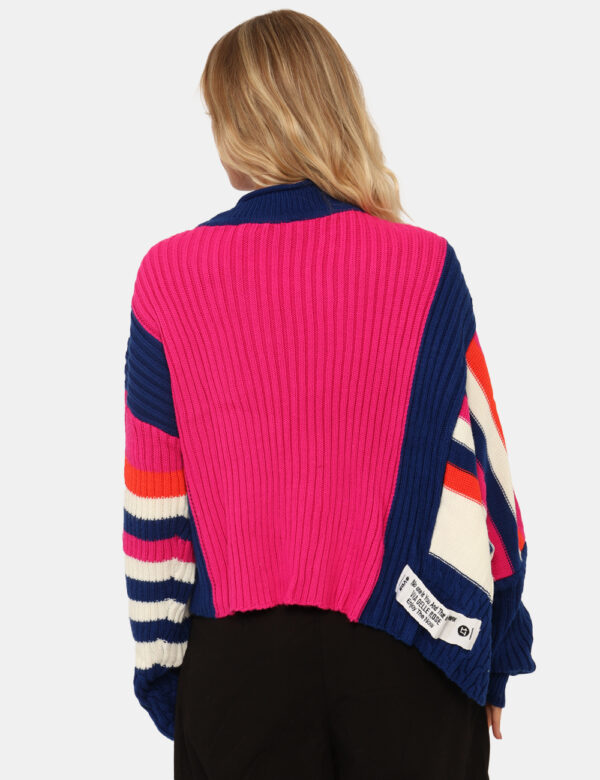Maglione Via Delle Rose Fucsia - Colorato maglione con taglio irregolare, in fantasia fucsia e blu, più collo alto e trama i