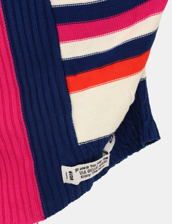 Maglione Via Delle Rose Fucsia - Colorato maglione con taglio irregolare, in fantasia fucsia e blu, più collo alto e trama i