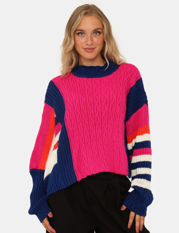 Maglione Via Delle Rose Fucsia - Colorato maglione con taglio irregolare, in fantasia fucsia e blu, più collo alto e trama i