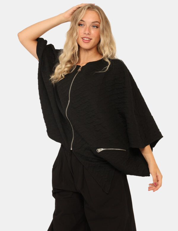 Felpa Via Delle Rose Nero - Felpa stile poncho, in total nero con loro brand in rilievo più tasca con cerniera. La vestibili