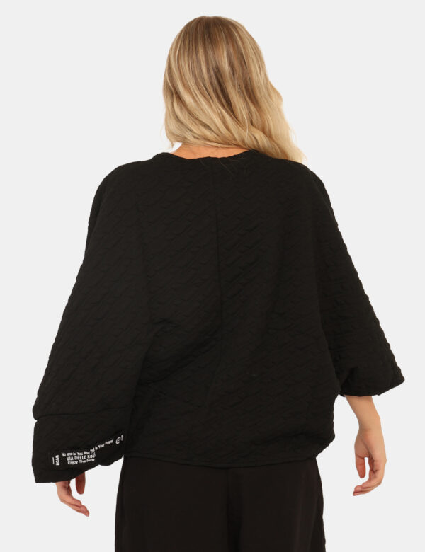 Felpa Via Delle Rose Nero - Felpa stile poncho, in total nero con loro brand in rilievo più tasca con cerniera. La vestibili