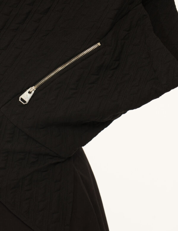 Felpa Via Delle Rose Nero - Felpa stile poncho, in total nero con loro brand in rilievo più tasca con cerniera. La vestibili