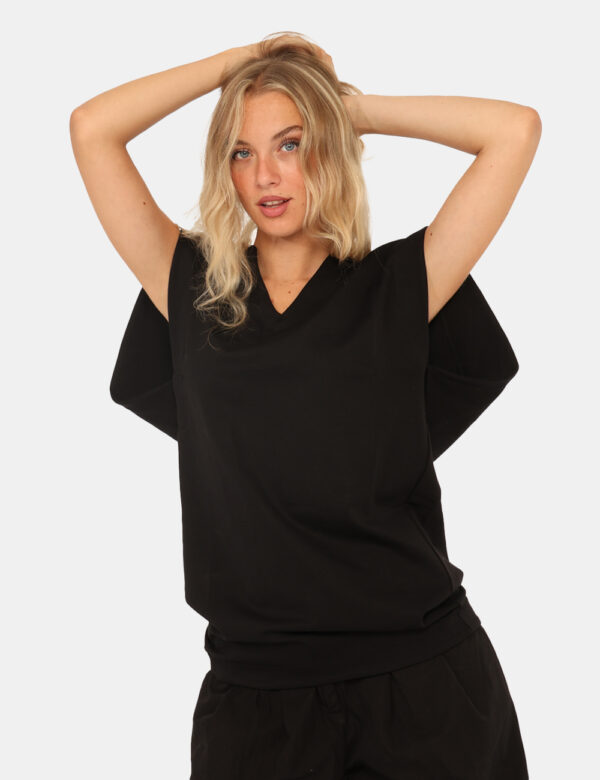 Vestito Via Delle Rose Nero - Particolare vestito corto, a giromanica, in total nero con scollo a V. La vestibilità è morbid