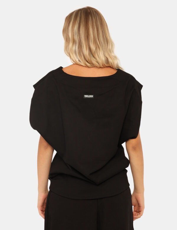 Vestito Via Delle Rose Nero - Particolare vestito corto, a giromanica, in total nero con scollo a V. La vestibilità è morbid