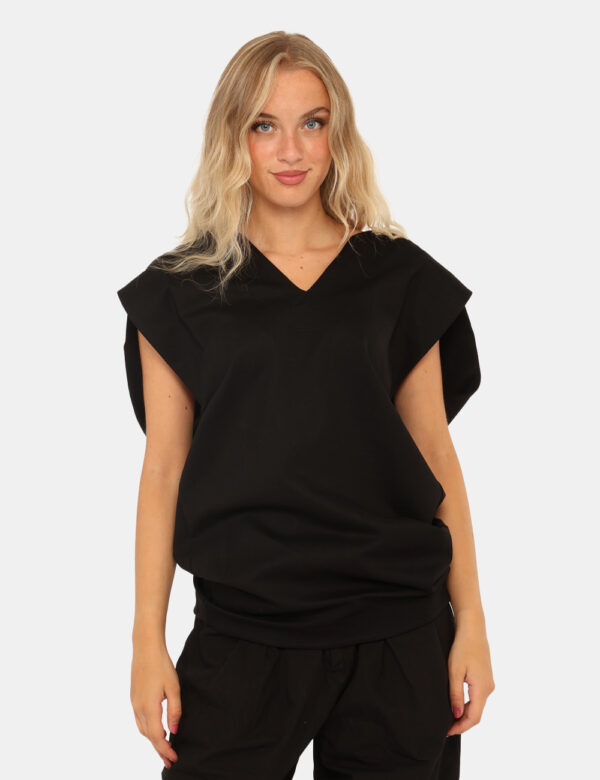 Vestito Via Delle Rose Nero - Particolare vestito corto, a giromanica, in total nero con scollo a V. La vestibilità è morbid