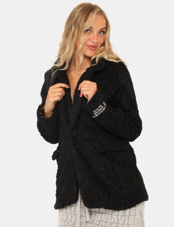Giacca Via Delle Rose Nero - Giacca in tessuto fake fur ed in total nero con tasche. La vestibilità è morbida e pratica graz
