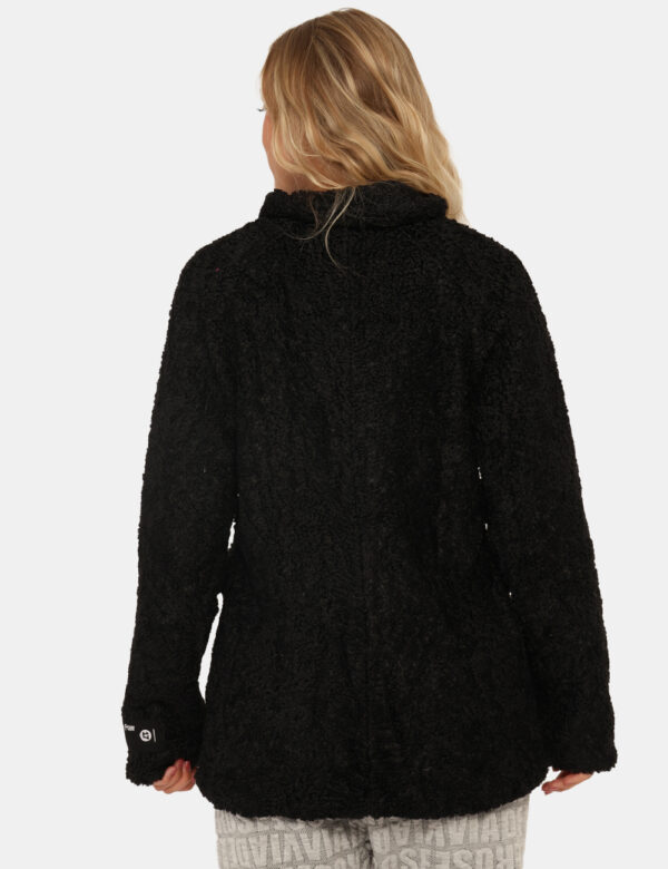 Giacca Via Delle Rose Nero - Giacca in tessuto fake fur ed in total nero con tasche. La vestibilità è morbida e pratica graz