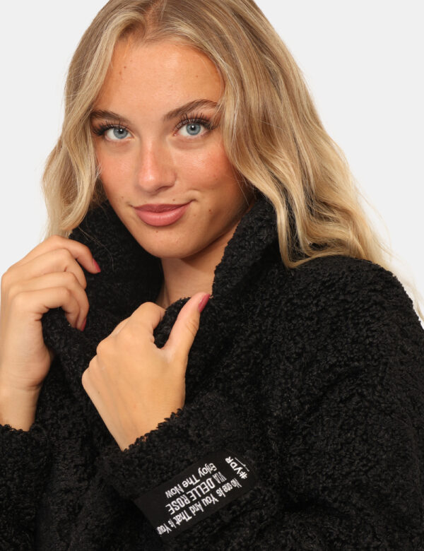 Giacca Via Delle Rose Nero - Giacca in tessuto fake fur ed in total nero con tasche. La vestibilità è morbida e pratica graz