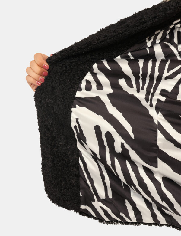 Giacca Via Delle Rose Nero - Giacca in tessuto fake fur ed in total nero con tasche. La vestibilità è morbida e pratica graz