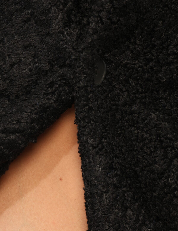 Giacca Via Delle Rose Nero - Giacca in tessuto fake fur ed in total nero con tasche. La vestibilità è morbida e pratica graz