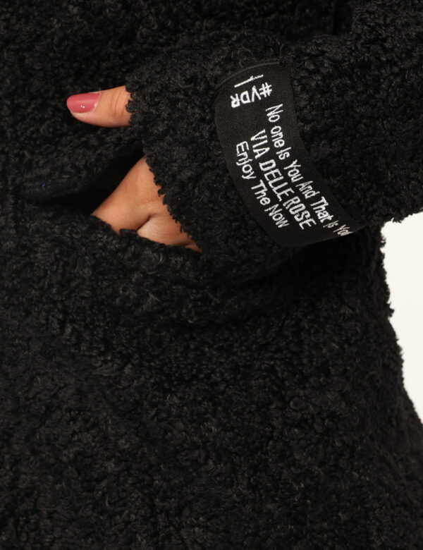 Giacca Via Delle Rose Nero - Giacca in tessuto fake fur ed in total nero con tasche. La vestibilità è morbida e pratica graz