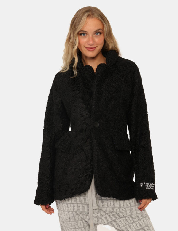 Giacca Via Delle Rose Nero - Giacca in tessuto fake fur ed in total nero con tasche. La vestibilità è morbida e pratica graz