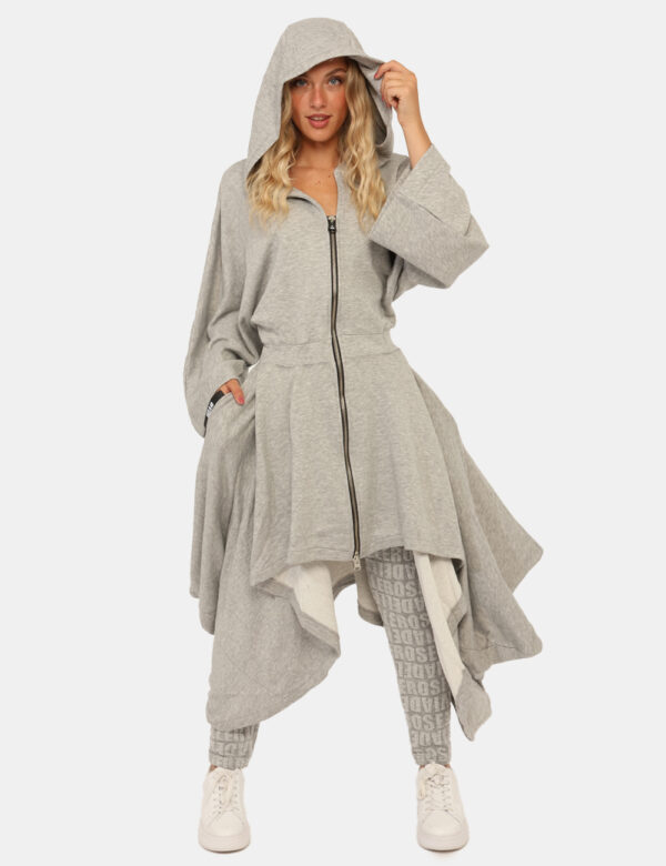 Vestito Via Delle Rose Grigio - Abito in versione felpa, con cappuccio, in total grigio chiaro e taglio irregolare. Presenti