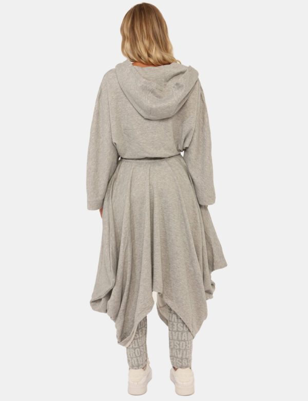 Vestito Via Delle Rose Grigio - Abito in versione felpa, con cappuccio, in total grigio chiaro e taglio irregolare. Presenti