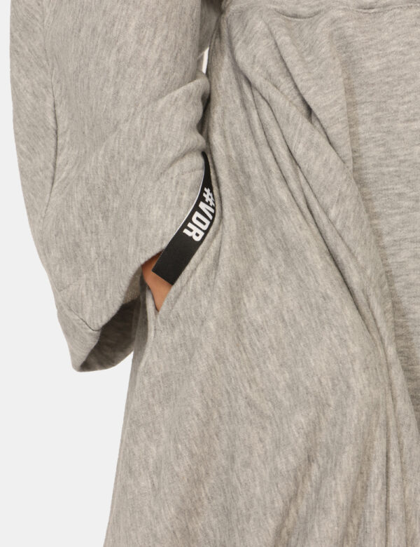 Vestito Via Delle Rose Grigio - Abito in versione felpa, con cappuccio, in total grigio chiaro e taglio irregolare. Presenti