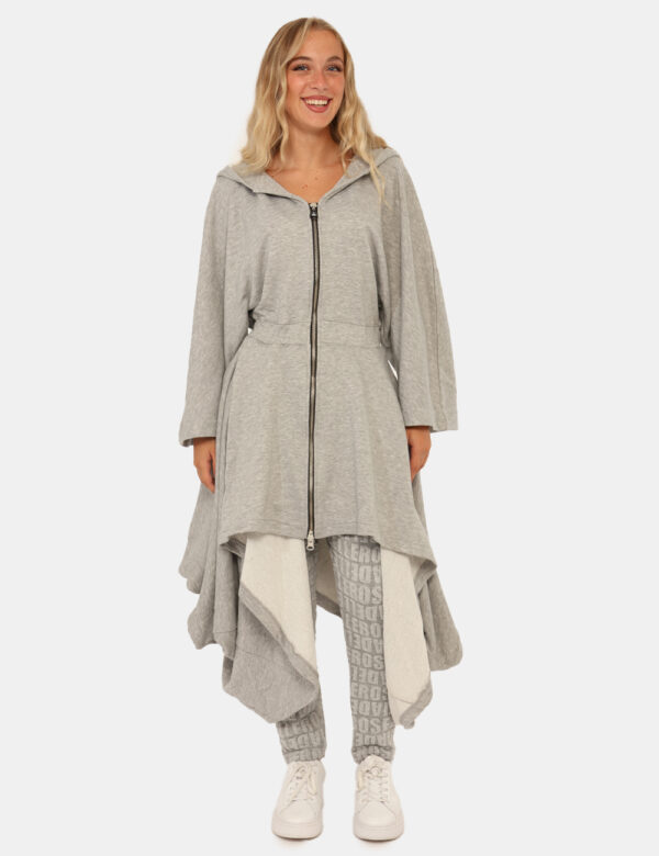 Vestito Via Delle Rose Grigio - Abito in versione felpa, con cappuccio, in total grigio chiaro e taglio irregolare. Presenti