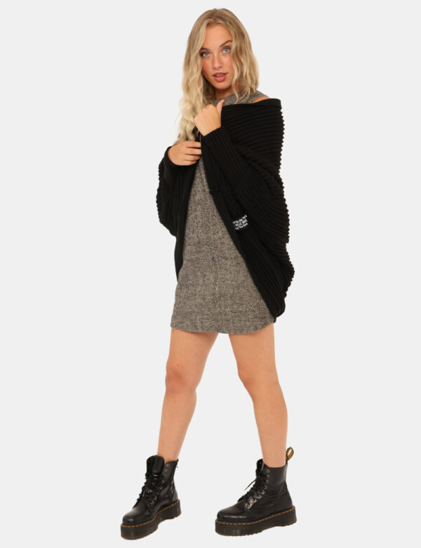 Cardigan Via Delle Rose Nero - Cardigan in total nero con trama lavorata. La vestibilità è morbida e pratica. Il cardigan è