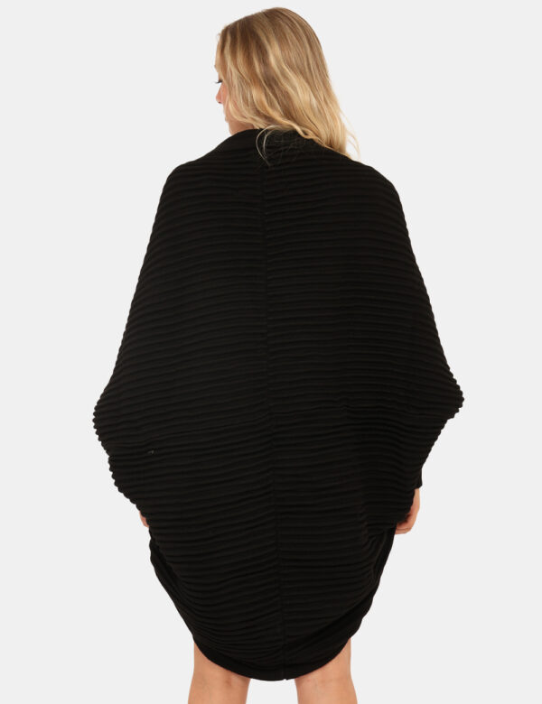 Cardigan Via Delle Rose Nero - Cardigan in total nero con trama lavorata. La vestibilità è morbida e pratica. Il cardigan è
