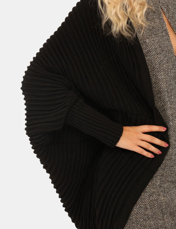 Cardigan Via Delle Rose Nero - Cardigan in total nero con trama lavorata. La vestibilità è morbida e pratica. Il cardigan è