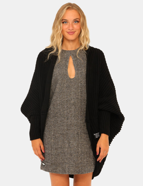 Cardigan Via Delle Rose Nero - Cardigan in total nero con trama lavorata. La vestibilità è morbida e pratica. Il cardigan è