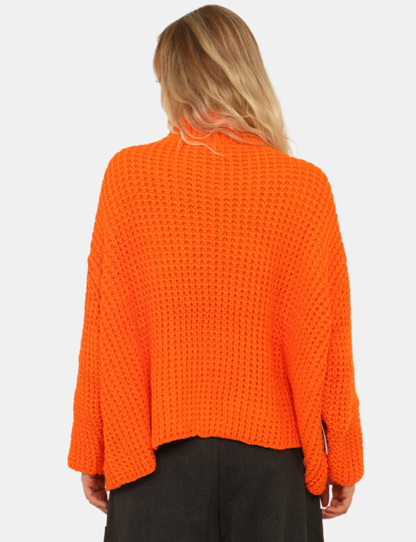 Maglione Via Delle Rose Arancione - Maglione super colorato, in total arancione con trama lavorata, tasche a toppa in tinta