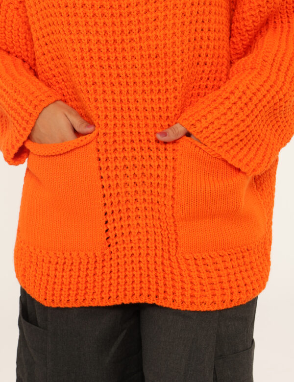 Maglione Via Delle Rose Arancione - Maglione super colorato, in total arancione con trama lavorata, tasche a toppa in tinta