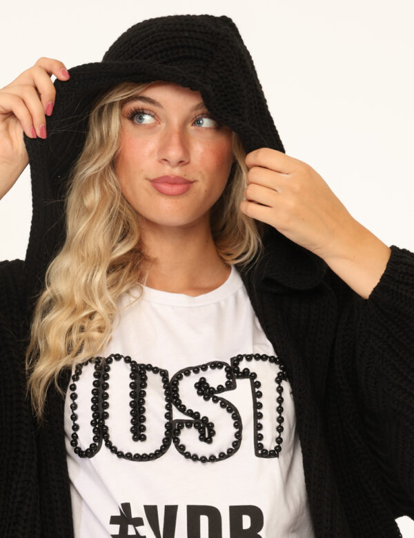 Cardigan Via Delle Rose Nero - Cardigan in total nero con trama lavorata. La vestibilità è morbida e pratica. Il cardigan è
