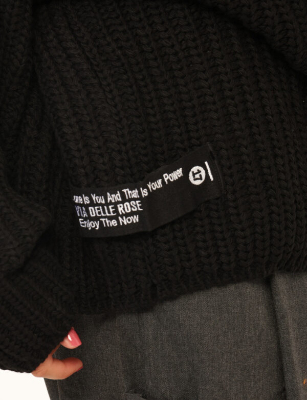 Cardigan Via Delle Rose Nero - Cardigan in total nero con trama lavorata. La vestibilità è morbida e pratica. Il cardigan è