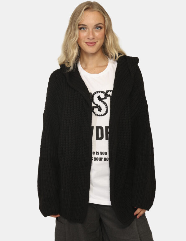 Cardigan Via Delle Rose Nero - Cardigan in total nero con trama lavorata. La vestibilità è morbida e pratica. Il cardigan è