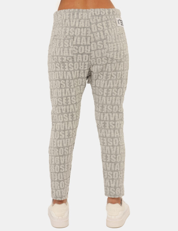 Pantaloni Via Delle Rose Grigio - Pantaloni in tessuto total grigio chiaro con logo brand in rilievo. Presenti tasche a tagl