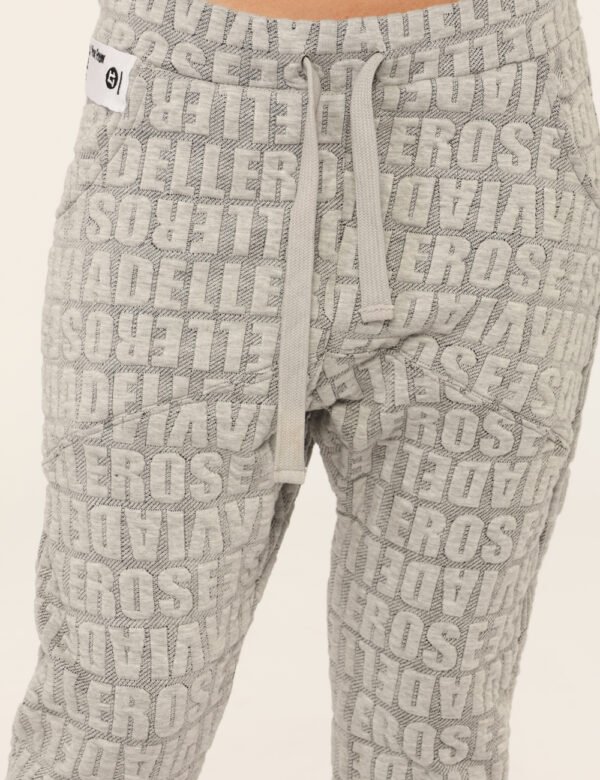 Pantaloni Via Delle Rose Grigio - Pantaloni in tessuto total grigio chiaro con logo brand in rilievo. Presenti tasche a tagl