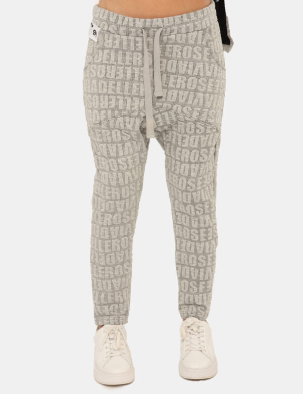 Pantaloni Via Delle Rose Grigio - Pantaloni in tessuto total grigio chiaro con logo brand in rilievo. Presenti tasche a tagl
