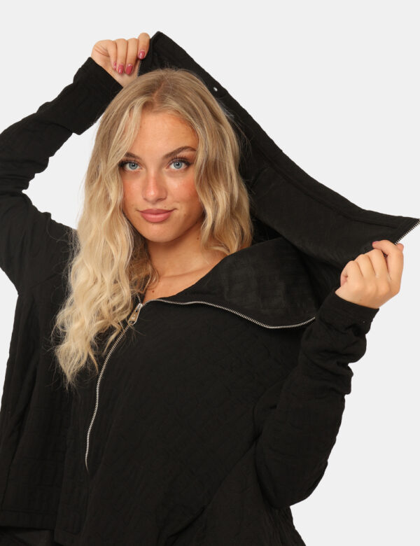 Felpa Via Delle Rose Nero - Stravagante felpa lunga, con taglio irregolare, in total nero con logo brand in rilievo. La vest