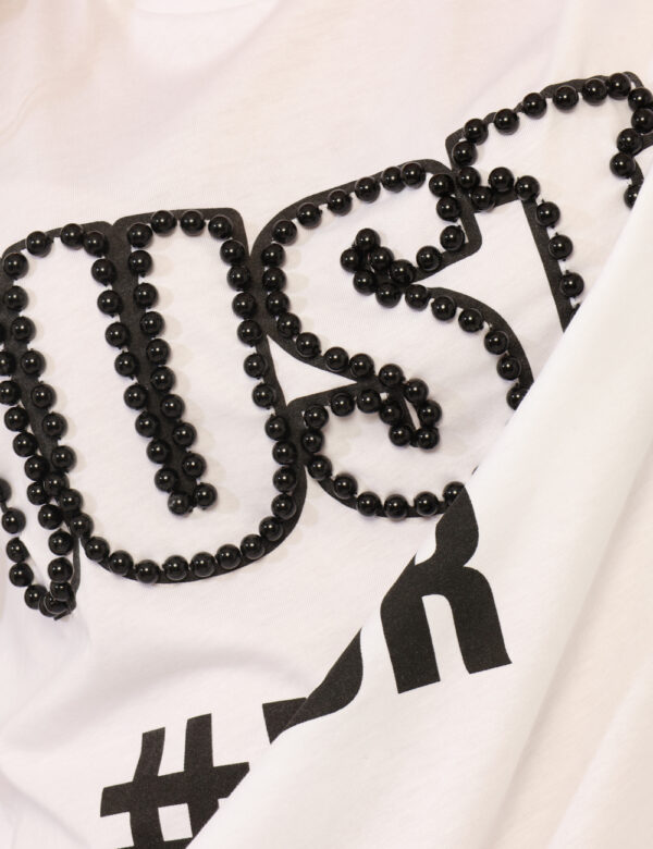 T-shirt Via Delle Rose Bianco - T-shirt su base bianca con stampa nera arricchita da perline in tinta. La vestibilità è morb