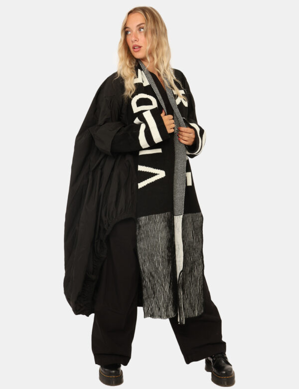 Cardigan Via Delle Rose Nero - Originale cardigan lungo, in total nero ma con tessuto diverso che spazia dall'acrilico all'a