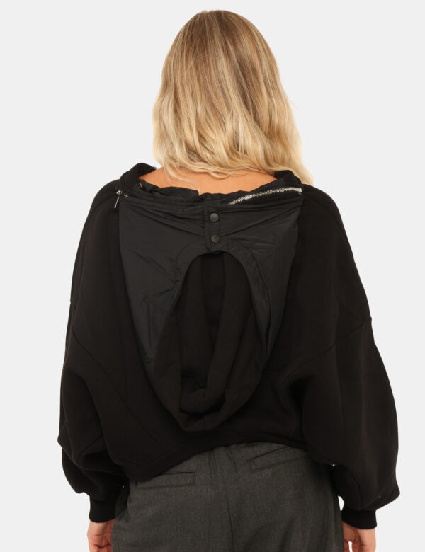Felpa Via Delle Rose Nero - Originale felpa con cappuccio, in total nero, con taglio irregolare e apertura sul fronte. La ve