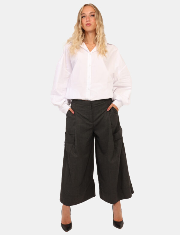 Pantaloni Via Delle Rose Grigio - Pantaloni larghi in total grigio, con tasche a taglio trasversale più tasche a toppa later