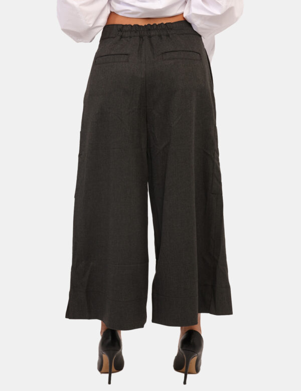 Pantaloni Via Delle Rose Grigio - Pantaloni larghi in total grigio, con tasche a taglio trasversale più tasche a toppa later