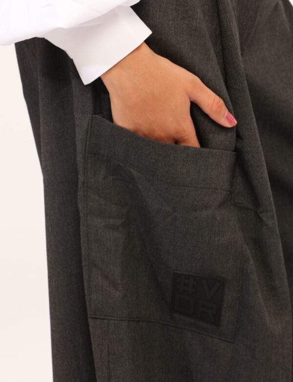 Pantaloni Via Delle Rose Grigio - Pantaloni larghi in total grigio, con tasche a taglio trasversale più tasche a toppa later