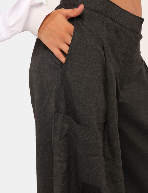 Pantaloni Via Delle Rose Grigio - Pantaloni larghi in total grigio, con tasche a taglio trasversale più tasche a toppa later