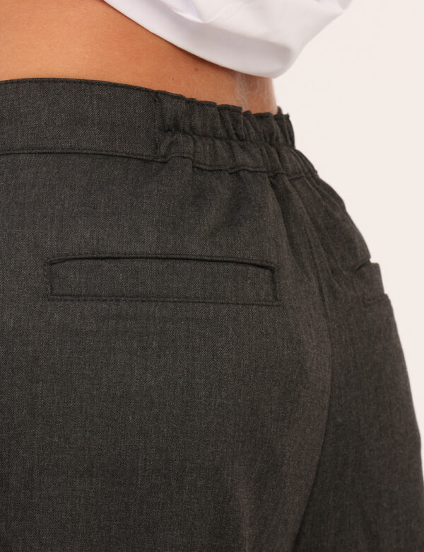 Pantaloni Via Delle Rose Grigio - Pantaloni larghi in total grigio, con tasche a taglio trasversale più tasche a toppa later