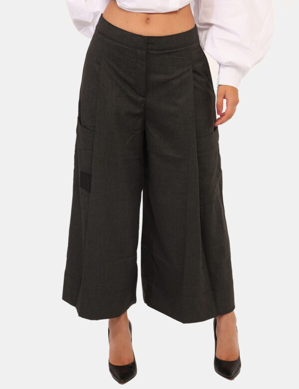 Pantaloni Via Delle Rose Grigio - Pantaloni larghi in total grigio, con tasche a taglio trasversale più tasche a toppa later