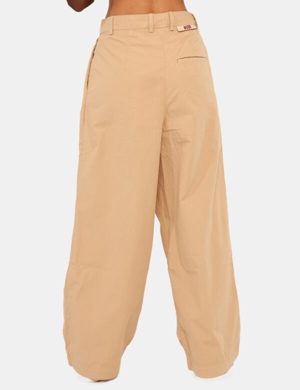 Pantaloni Via Delle Rose Beige - Pantaloni larghi in total beige, con tasche a taglio trasversale. La vestibilità è morbida