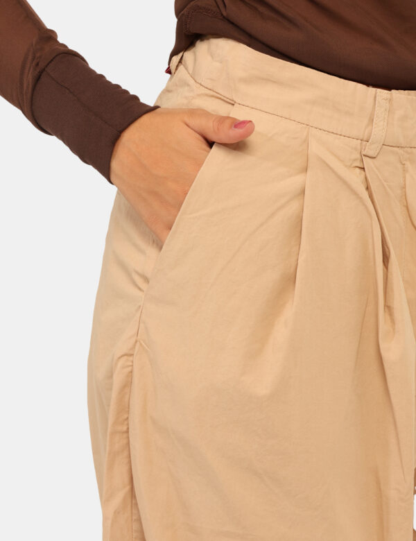Pantaloni Via Delle Rose Beige - Pantaloni larghi in total beige, con tasche a taglio trasversale. La vestibilità è morbida