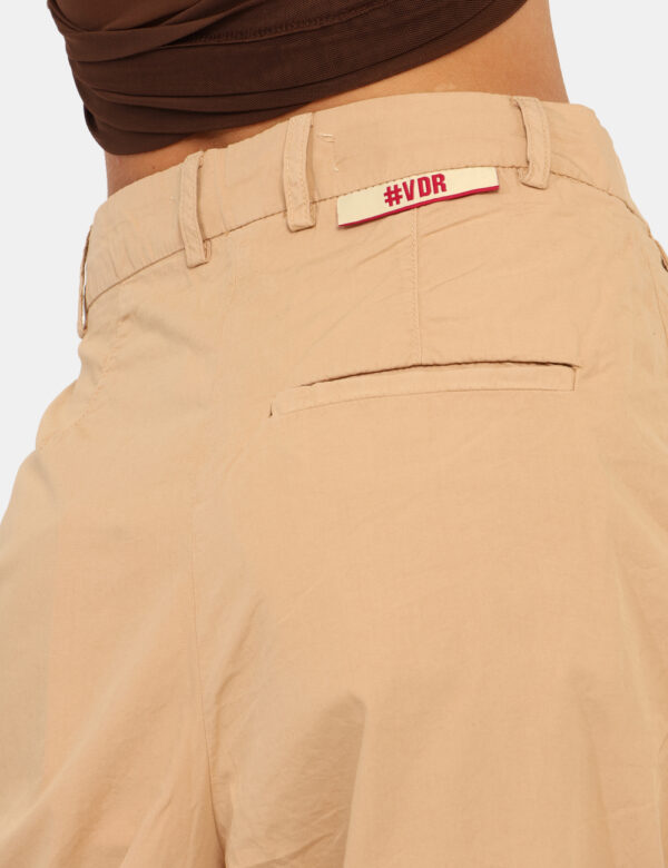 Pantaloni Via Delle Rose Beige - Pantaloni larghi in total beige, con tasche a taglio trasversale. La vestibilità è morbida