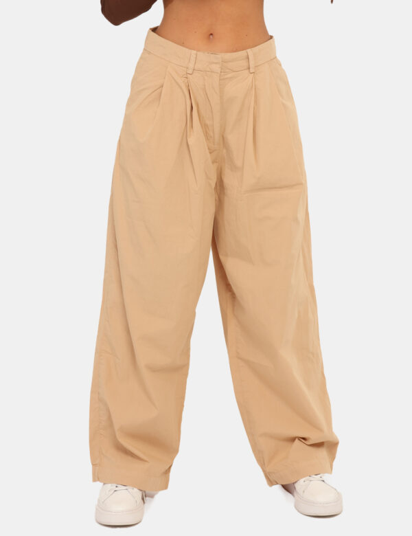 Pantaloni Via Delle Rose Beige - Pantaloni larghi in total beige, con tasche a taglio trasversale. La vestibilità è morbida