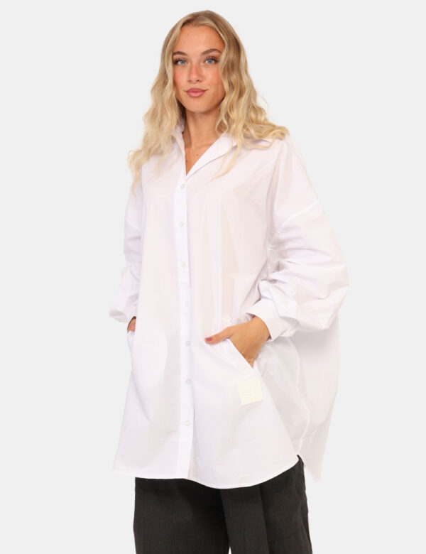 Camicia Via Delle Rose Bianco - Camicia lunga e ampia, in total bianco. La vestibilità è morbida e pratica grazie a bottoni