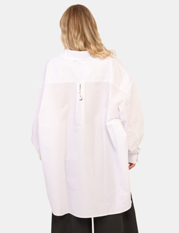 Camicia Via Delle Rose Bianco - Camicia lunga e ampia, in total bianco. La vestibilità è morbida e pratica grazie a bottoni
